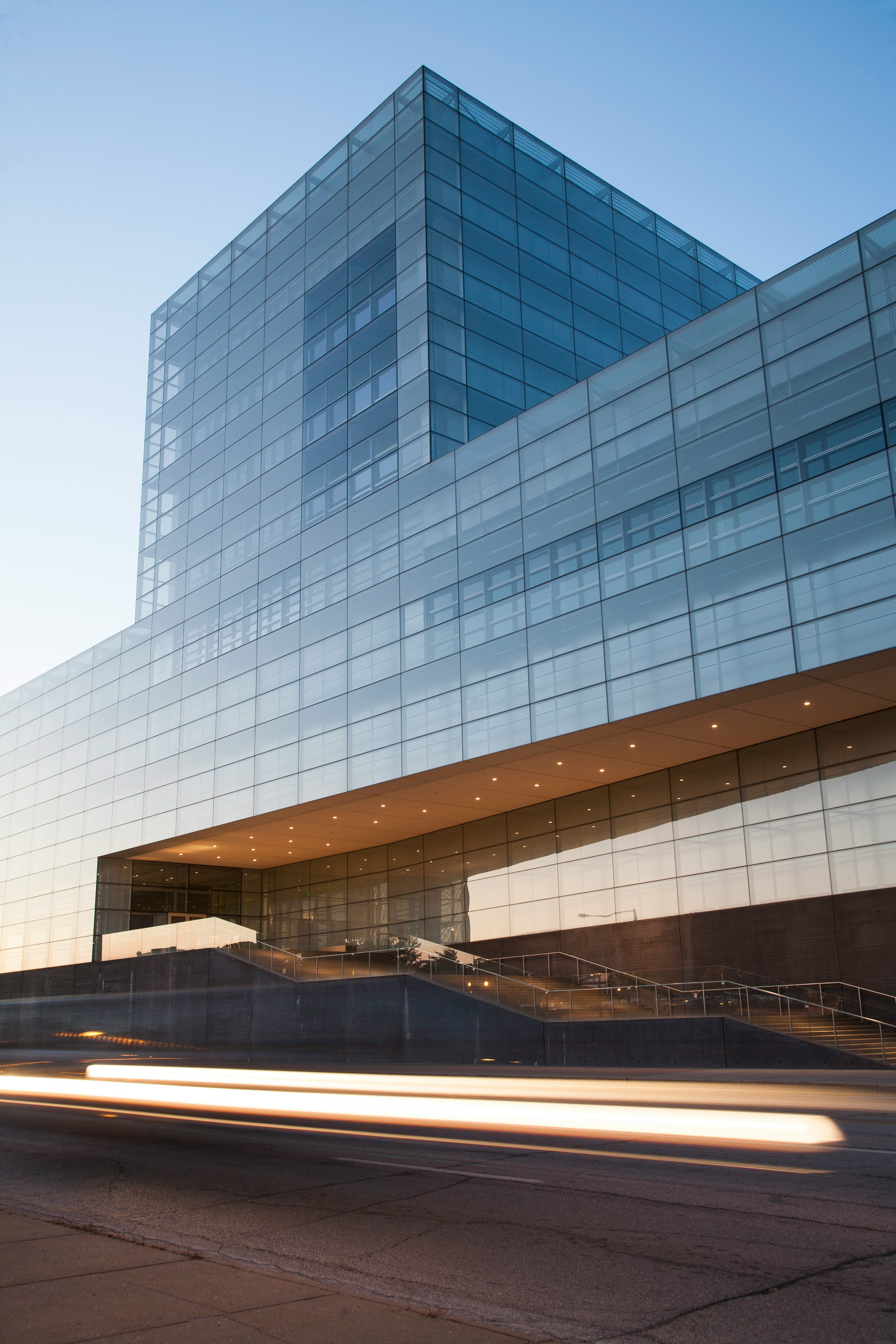 Yes, Airtel SD-WAN provides transport-agnostic connectivity with intelligent path control, automatic failover, and load balancing. It was developed in partnership with Cisco using the Meraki cloud-first platform. It complements MPLS VPN for multi-site deployments.